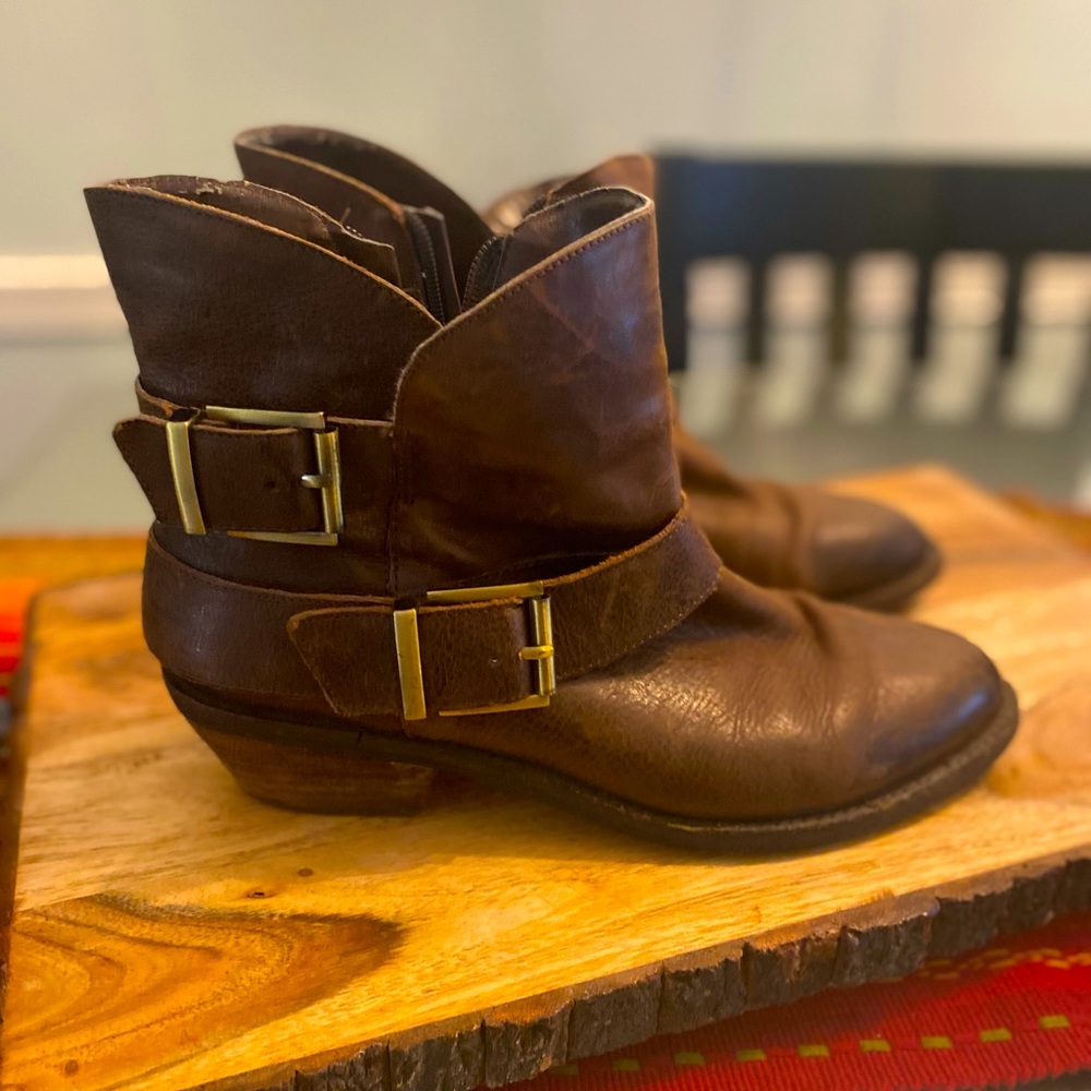 Reba Leather size 8 buckled ankle boots